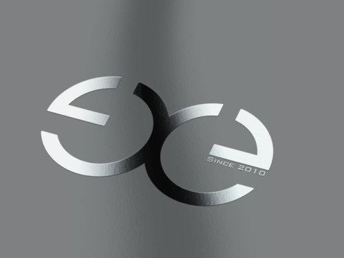 Zoom sur la finition vernis sélectif logo Imprimerie Européenne sur fond mat gris