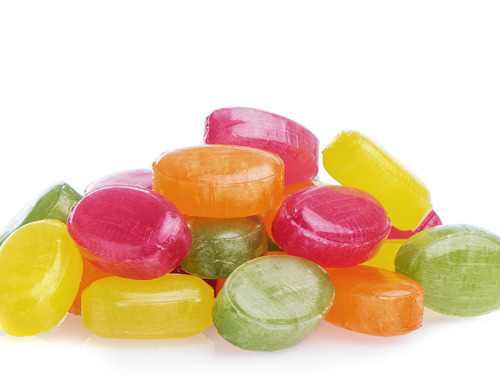 Lot de bonbons aux fruits ovales de couleurs différentes