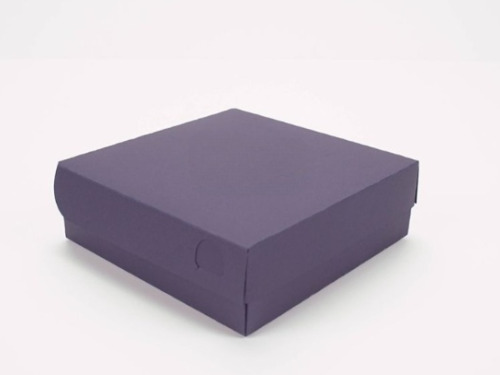 Boîte à rabat carrée violette fermée