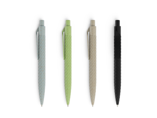 4 stylos à bille en fibre de paille de couleurs différentes sur fond blanc