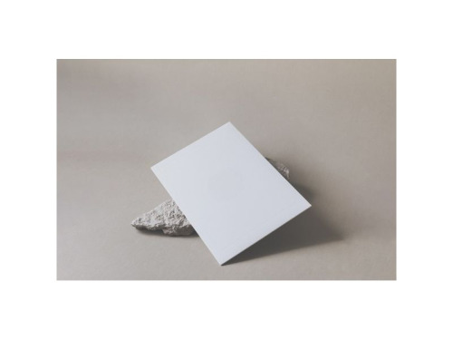 Pochette d'envoi blanche posée sur fond gris sans impression