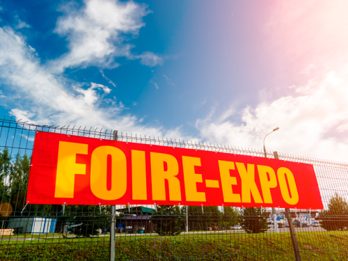 Bâche extérieure économique FOIRE EXPO fixée sur un grillage