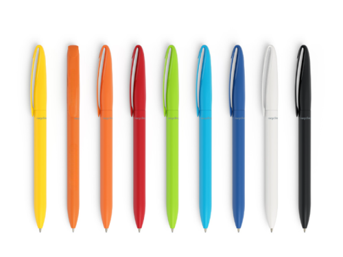 9 stylos à bille classiques de couleurs différentes sur fond blanc