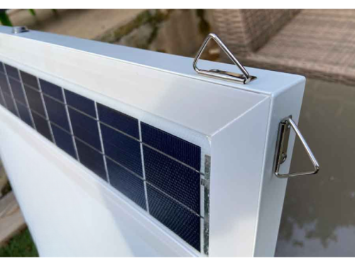 Zoom sur le capteur solaire du panneau lumineux solaire