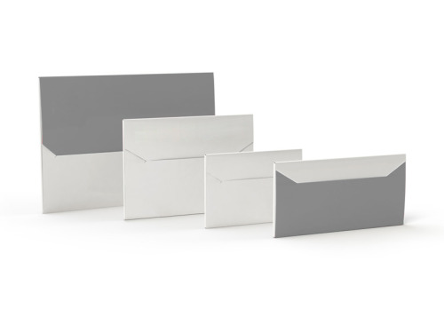 4 pochettes avec rabats blanches et grises de tailles différentes