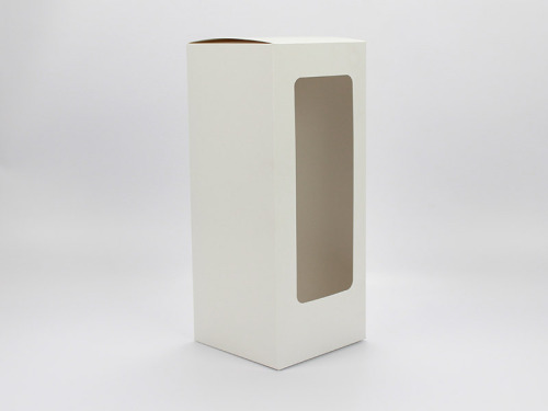 Boîte à rabat blanche haute avec fenêtre sur fond gris
