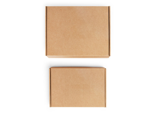 Deux boîtes à rabat rectangles kraft fermées sur fond blanc