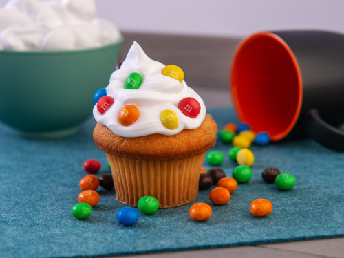 Cupcake décoré avec des M&M's Crispy