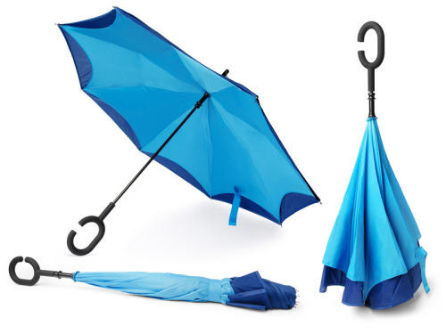 Parapluie inversé bleu clair et foncé ouvert ou fermé
