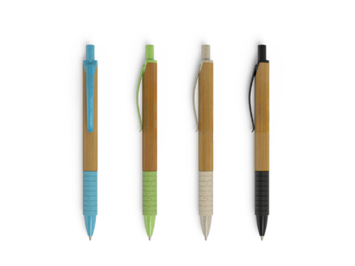 4 stylos à bille en bambou et fibre de paille de couleurs différentes sur fond blanc