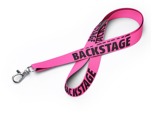 Tour de cou rose fluo avec inscription BACKSTAGE sur fond blanc