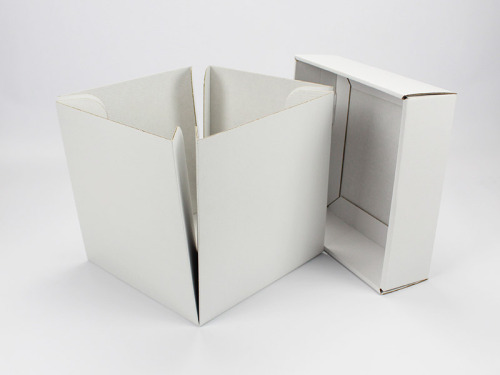 Boîte coffret surprise cube blanche avec couvercle retiré