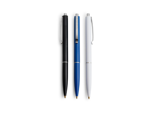 3 stylos à bille Schneider K15 de couleurs différentes sur fond blanc