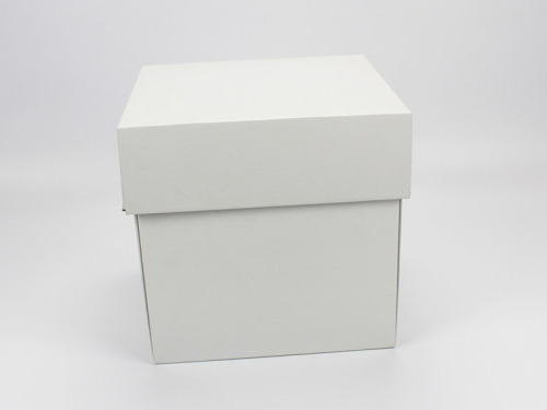 Boîte coffret blanche surprise en forme de cube fermée