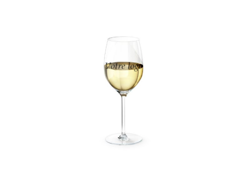 Verre à vin blanc classique transparent à moitié plein avec inscription Votre logo sur fond blanc