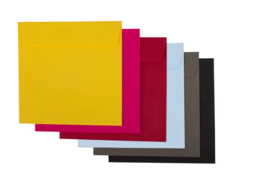Enveloppes spéciales carrées de couleurs différentes