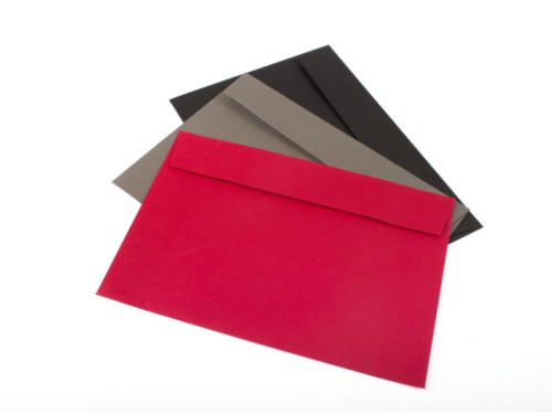 3 enveloppes spéciales de couleur rouge, grise ou noire