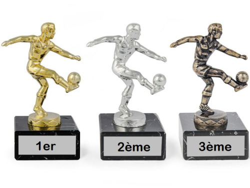 3 trophées de joueurs de football de couleurs différentes