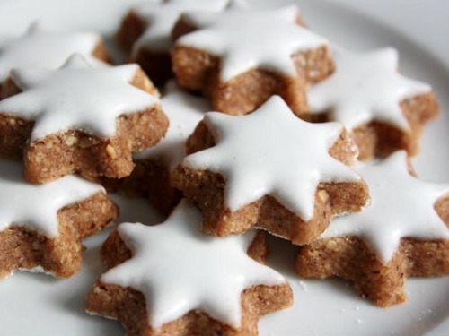 Gâteaux étoiles à la cannelle de Noël posées sur une assiette blanche