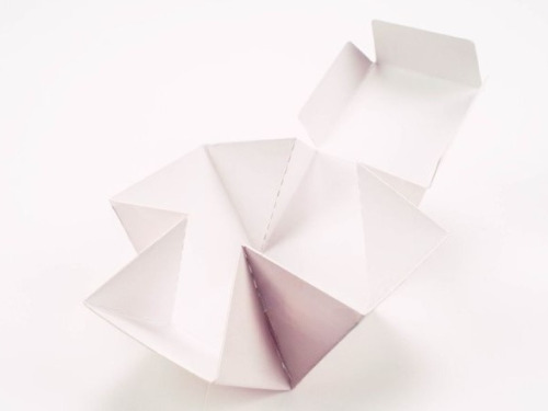 Boîte à rabat cube blanche ouverte sur fond blanc