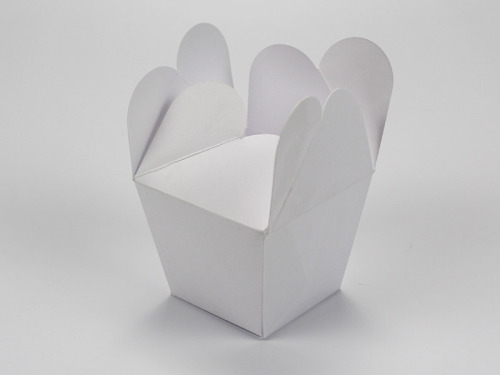 Boîte à offrir en forme de ballotin en carton blanc ouverte