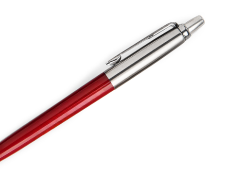 Zoom sur le corps rouge d'un stylo à bille Parker Jotter