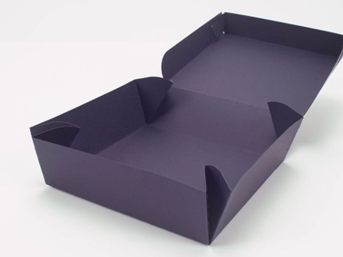 Boîte à rabat carrée violette ouverte