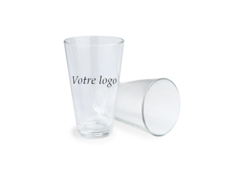 Verre à cocktail classique transparent vide avec inscription Votre logo sur fond blanc