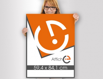 Femme qui tient une affiche 59,4 x 84,1 cm avec logo Imprimerie Européenne