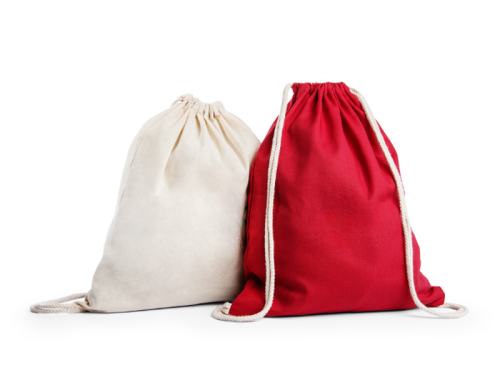 2 sacs en coton avec cordons sur fond blanc, beige et rouge