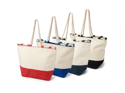 4 sacs de plage de couleurs différentes sur fond blanc
