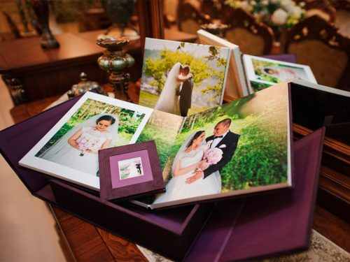 Un livre avec des photos de mariage posé sur une table