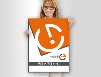 Femme qui tient une affiche 50 x 70 cm avec logo Imprimerie Européenne