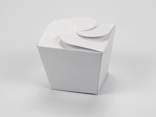 Boîte à offrir en forme de ballotin en carton blanc fermée