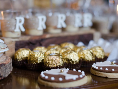 Ferrero Rocher disposés sur une table à côté de biscuits